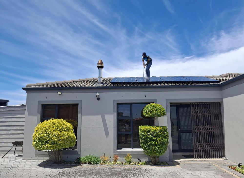 2 solar panel installers on a roof.